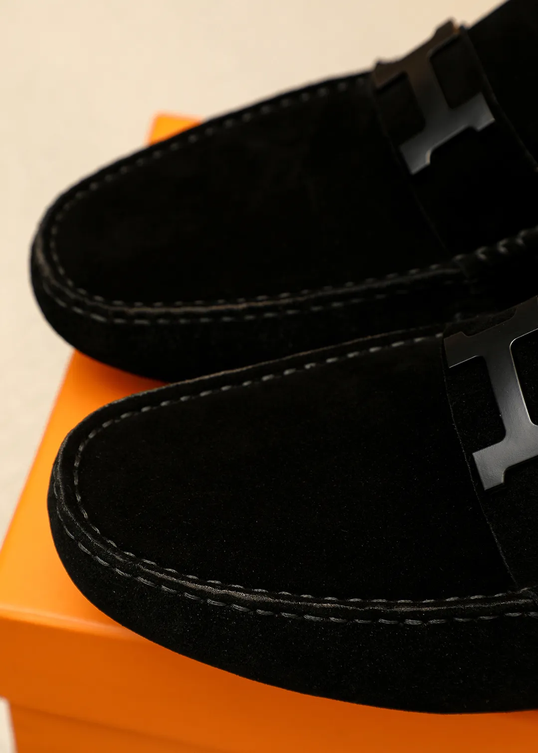 Men's shoes 💰380 💐 Product trademark: HERMES "Hermès" shoes. Regular size: 38-44 (45.46.47🉑️Customized) Product materials: Selected imported first-layer frosted cowhide upper + luxury hardware buckle, imported pig leather lining. Strong three-dimensional visual effect, original outsole color: 2 colors available